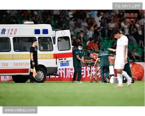 中甲赛场突发悲剧球员遭恶意犯规颈椎骨折恐高位截瘫震惊足坛 中甲赛场突发悲剧球员遭恶意犯规颈椎骨折恐高位截瘫震惊足坛