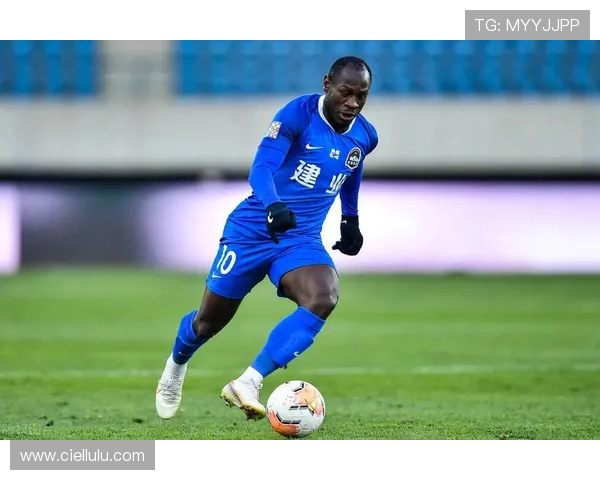 米兰主力前锋S为中心，表现抢眼，引发球迷热议